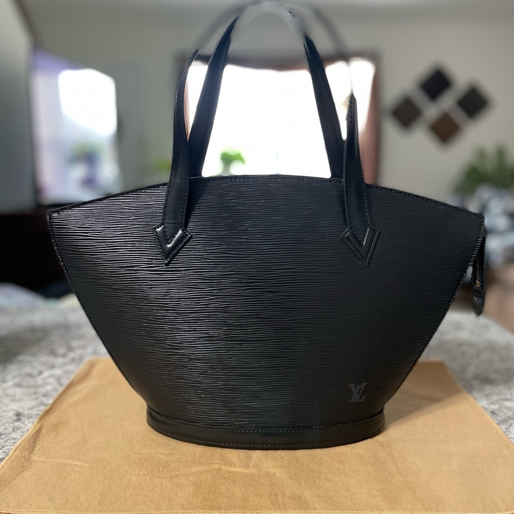 💥Louis Vuitton Saint Jacques Black Epi MM/Added Charm to the bag.